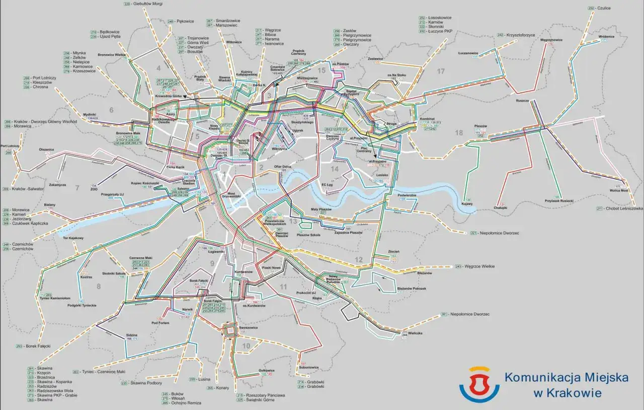 Mapa komunikacji miejskiej w Krakowie, pokazująca trasy autobusów i tramwajów. Dostępne są liczne połączenia, w tym do Swoszowic, co ułatwia dojazd.