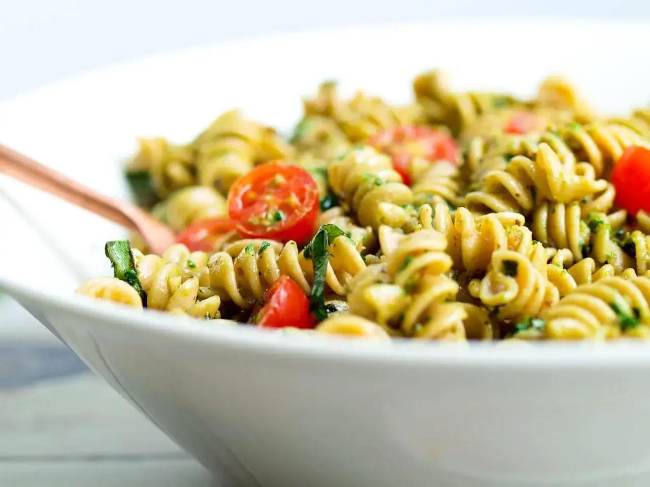 Fusilli-Nudeln mit Kirschtomaten und frischem Basilikum, verfeinert mit einem köstlichen Pesto. Ein leichter und leckerer Salat.