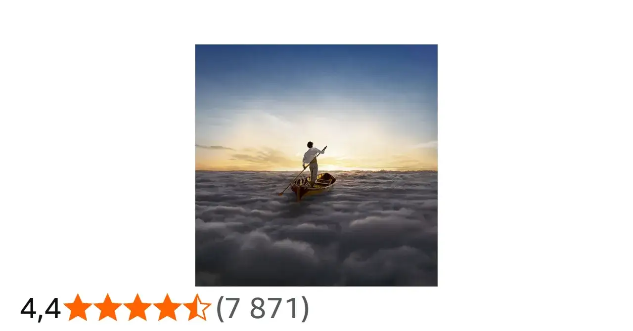 Un homme rame dans un bateau sur une mer de nuages, naviguant sur une **endless river** de brume sous un ciel de cr&eacute;puscule.