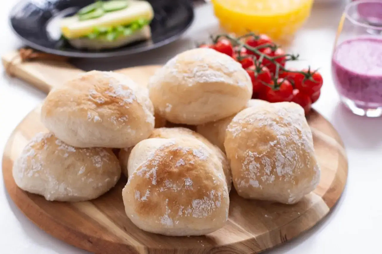 Nybakade glutenfria bullar på en träbricka, redo att avnjutas. Perfekt för dig som vill baka glutenfritt.