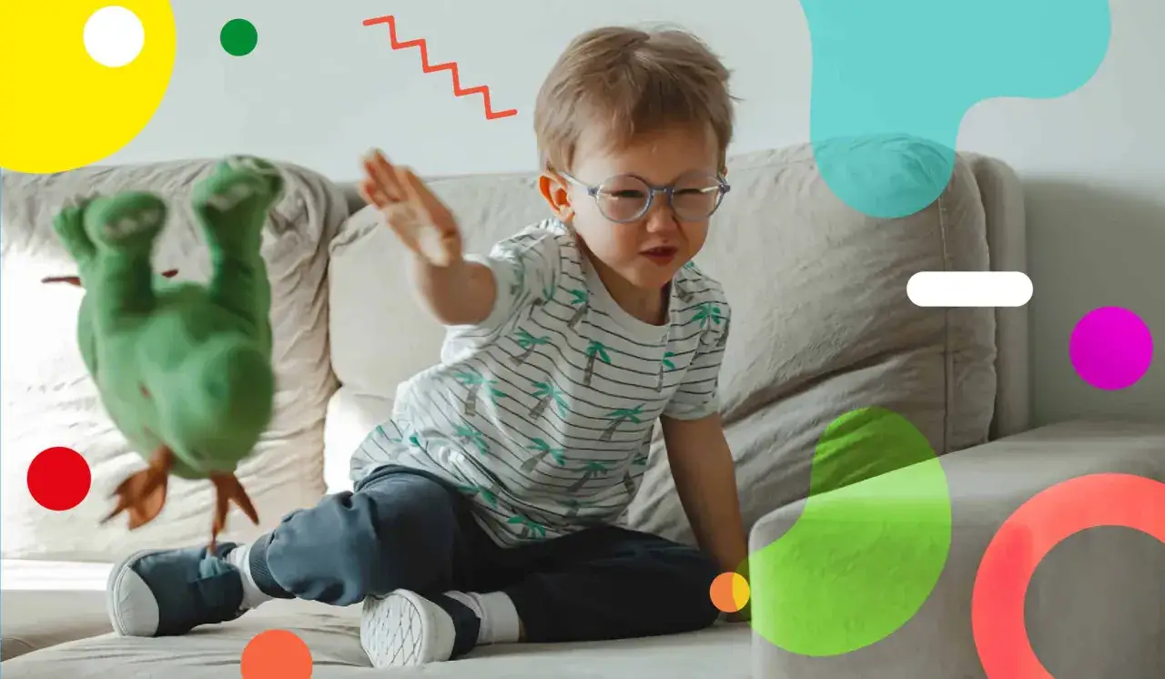 Bambino con occhiali gioca con un pupazzo, forse per capire la differenza tra ipercinetico e iperattivo.