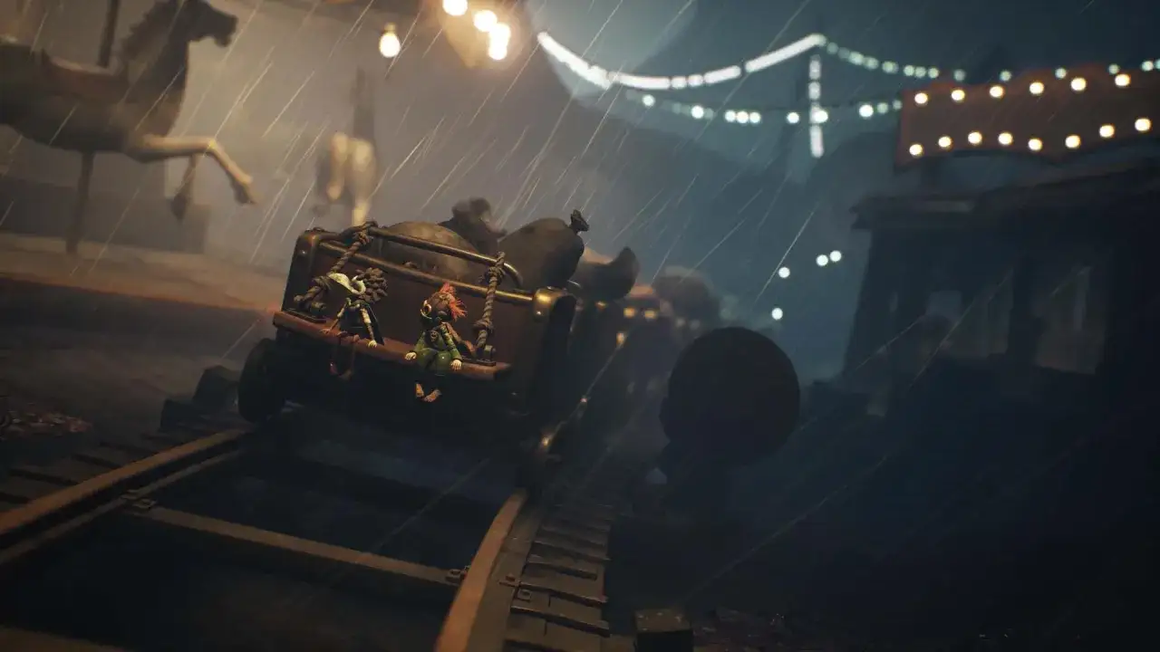 Dwoje dzieci siedzi na wagoniku kolejki górskiej w deszczowy dzień, zapowiadając mroczne przygody w Little Nightmares 3.