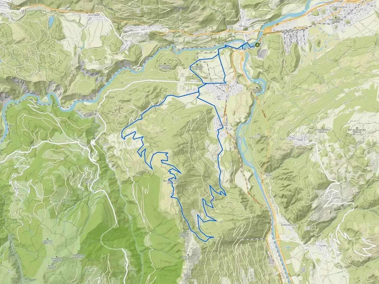 Mapa szlaku rowerowego w górach, pokazująca dolinę rzeki i strome zbocza. Gdzie są Alpy? Tutaj, wśród zielonych wzgórz i oznaczonych szczytów.