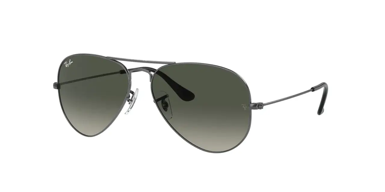 Oryginalne okulary Ray-Ban z metalową oprawką i ciemnymi soczewkami. Sprawdź logo i oznaczenia, by wiedzieć, jak sprawdzić czy okulary są oryginalne.