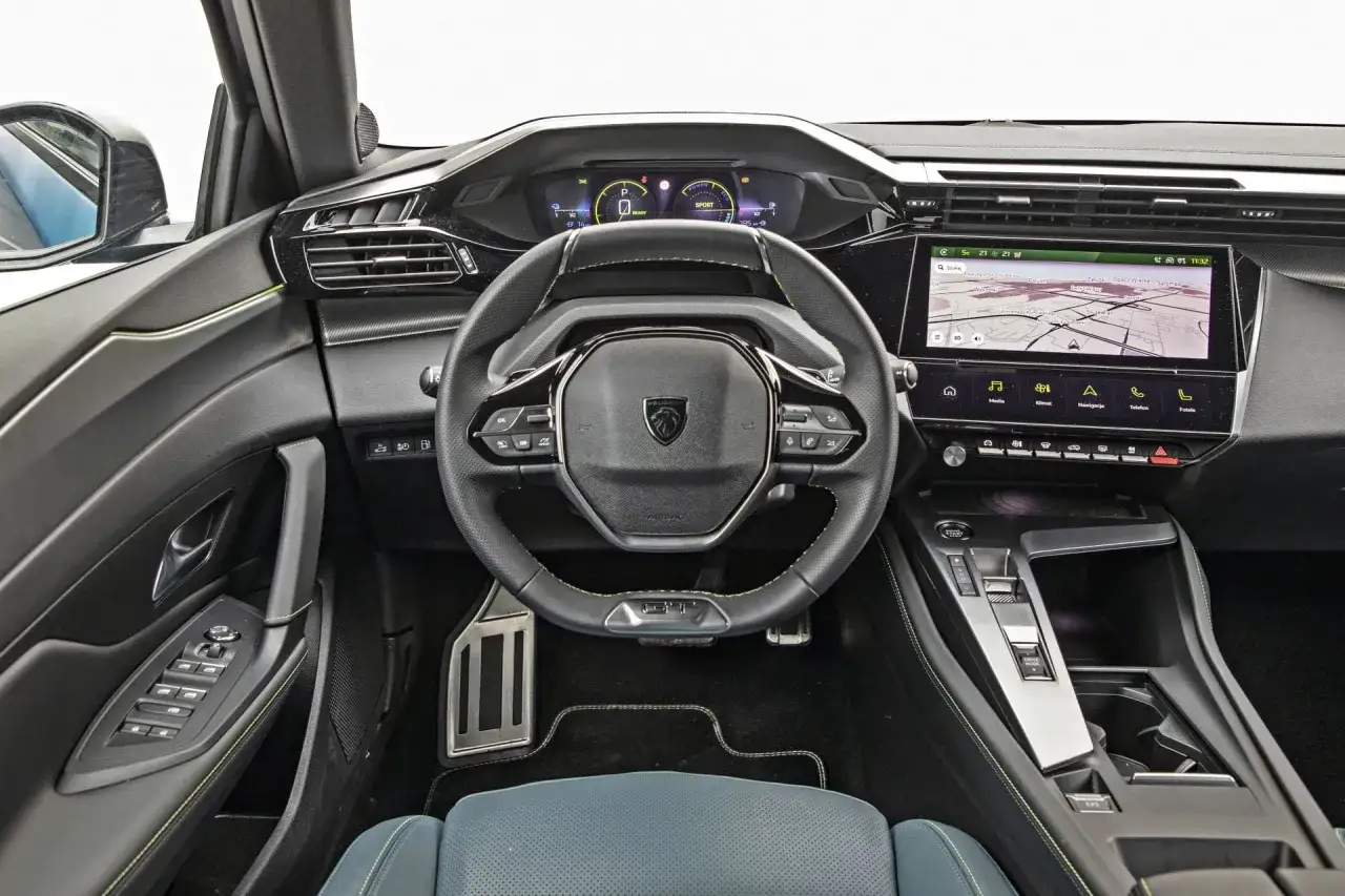 Wnętrze Peugeota 408 z nowoczesnym panelem i ekranem nawigacji. Sprawdź peugeot 408 cena i wyposażenie.