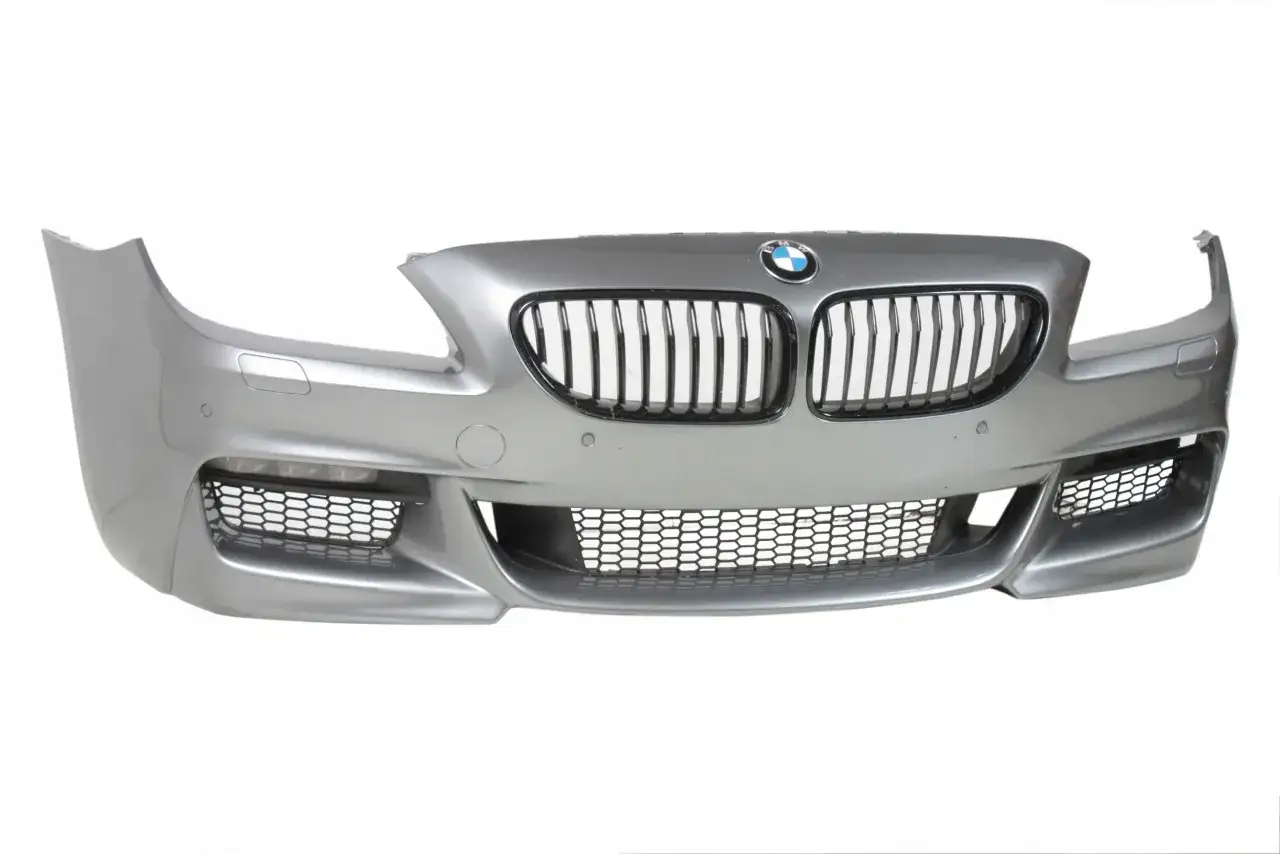 Srebrny zderzak BMW z charakterystycznym grillem i siatkami, element sportowego pakietu M.
