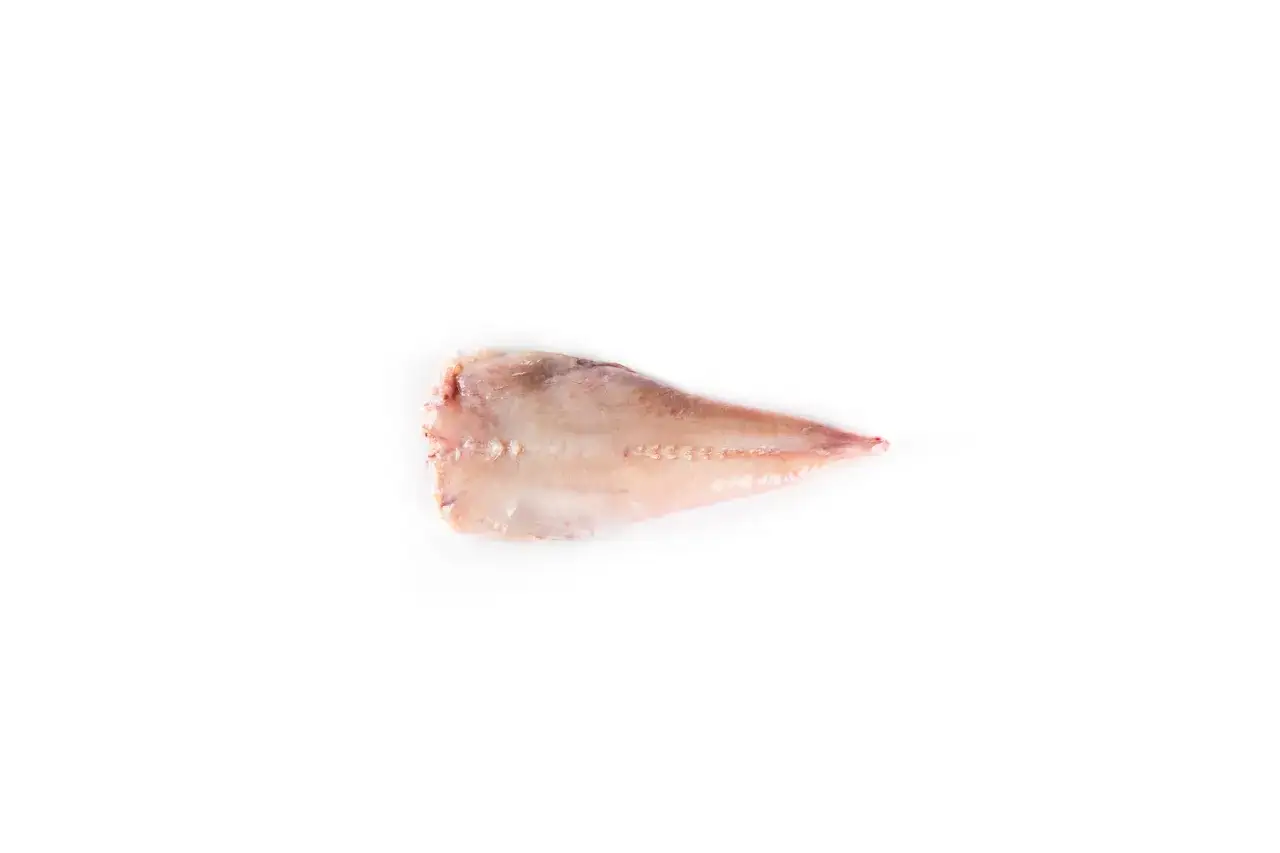 Un trozo de rape fish, con su carne pálida y forma triangular, listo para ser cocinado.