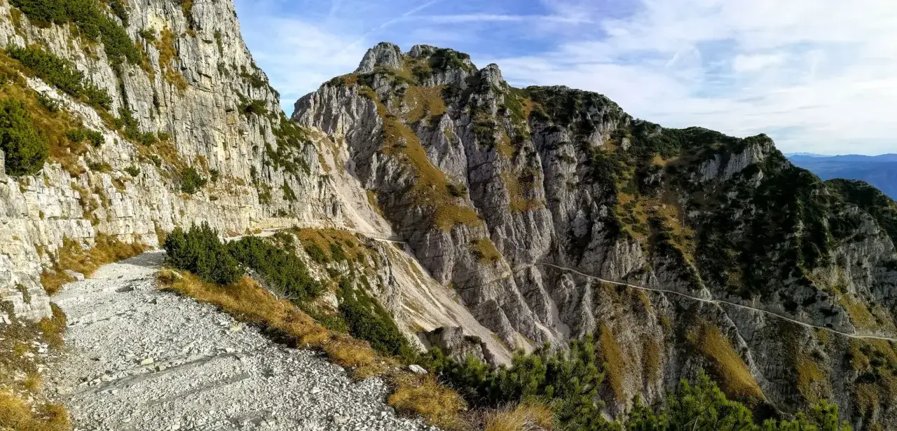 Sentiero roccioso e stretto si snoda lungo la montagna, parte della strada degli eroi anello.