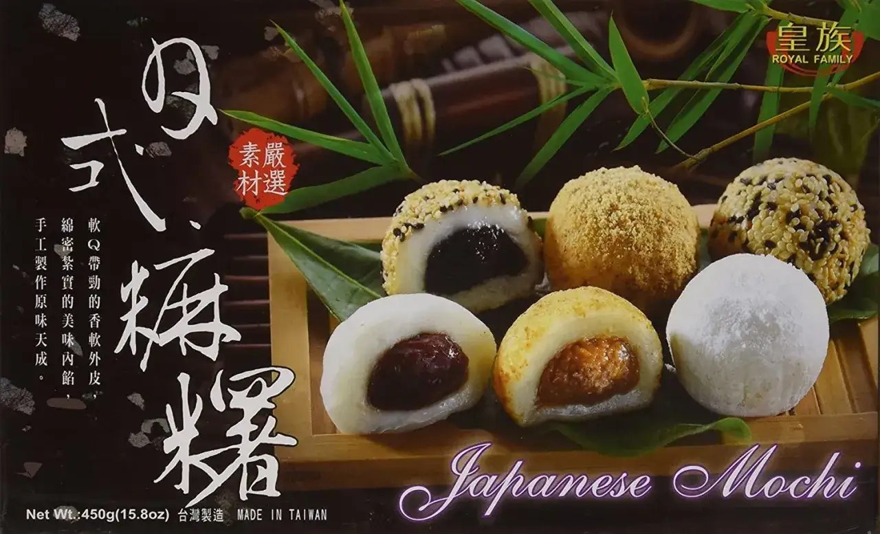 Verschiedene japanische Mochi-Reiskuchen mit F&uuml;llungen wie roter Bohnenpaste und Erdnussbutter, bestreut mit Sesam oder gemahlenen N&uuml;ssen.