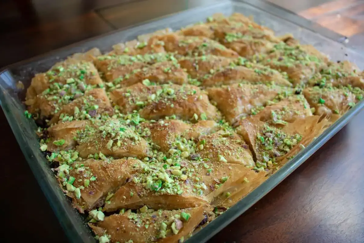 Un plat de baklava maison, dor&eacute; et croustillant, saupoudr&eacute; de pistaches concass&eacute;es. Une d&eacute;licieuse recette de baklava &agrave; partager.