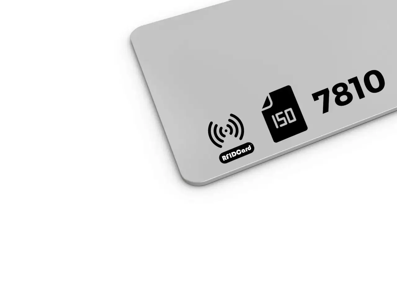 Tarjeta plateada con el logo RFID y el número 7810, tamaño tarjeta visa.