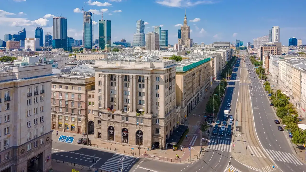 Warszawski krajobraz z Pałacem Kultury i Nauki w tle. Widać budynek, w którym mieści się Naczelny Sąd Administracyjny.
