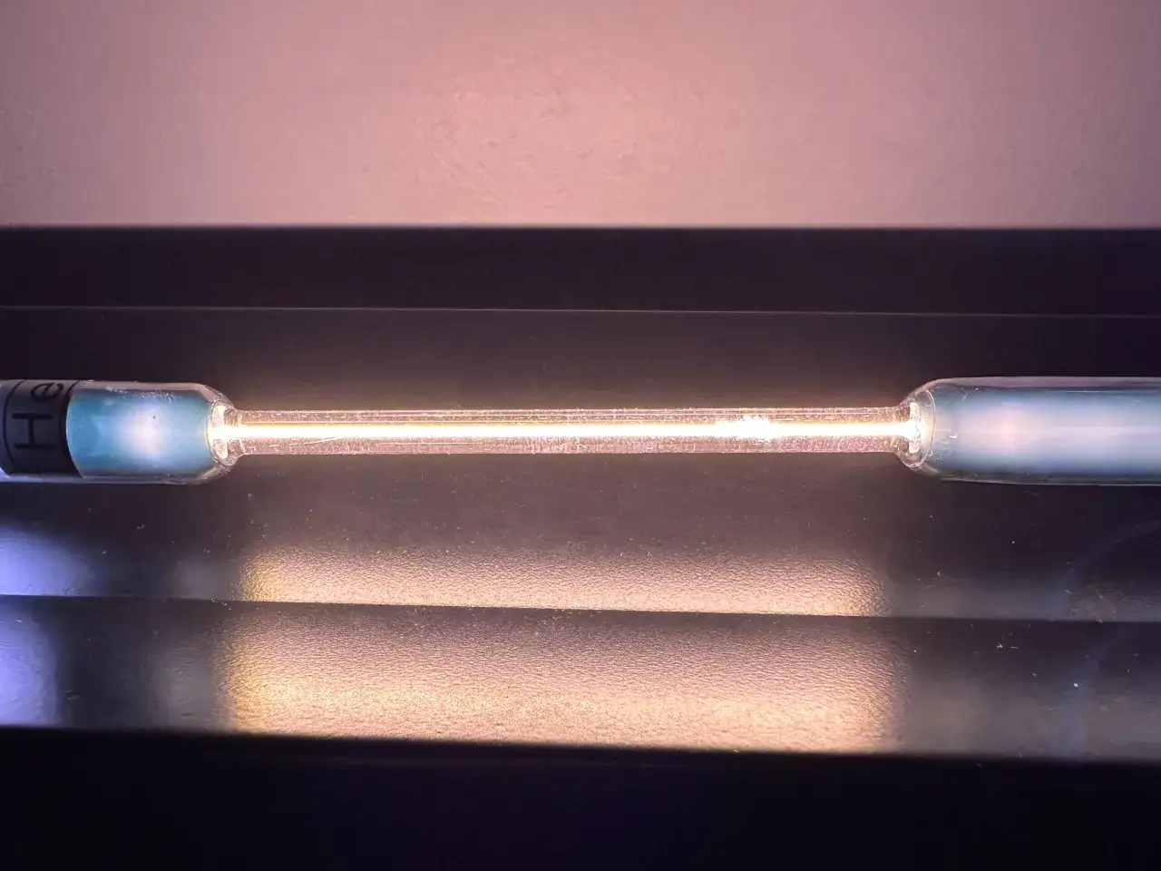 Leuchtendes Gas in einer Glasröhre, das die besonderen Edelgase Eigenschaften zeigt.