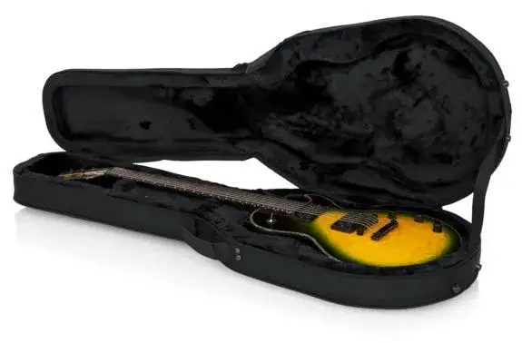 gitara w futerale na lotnisku