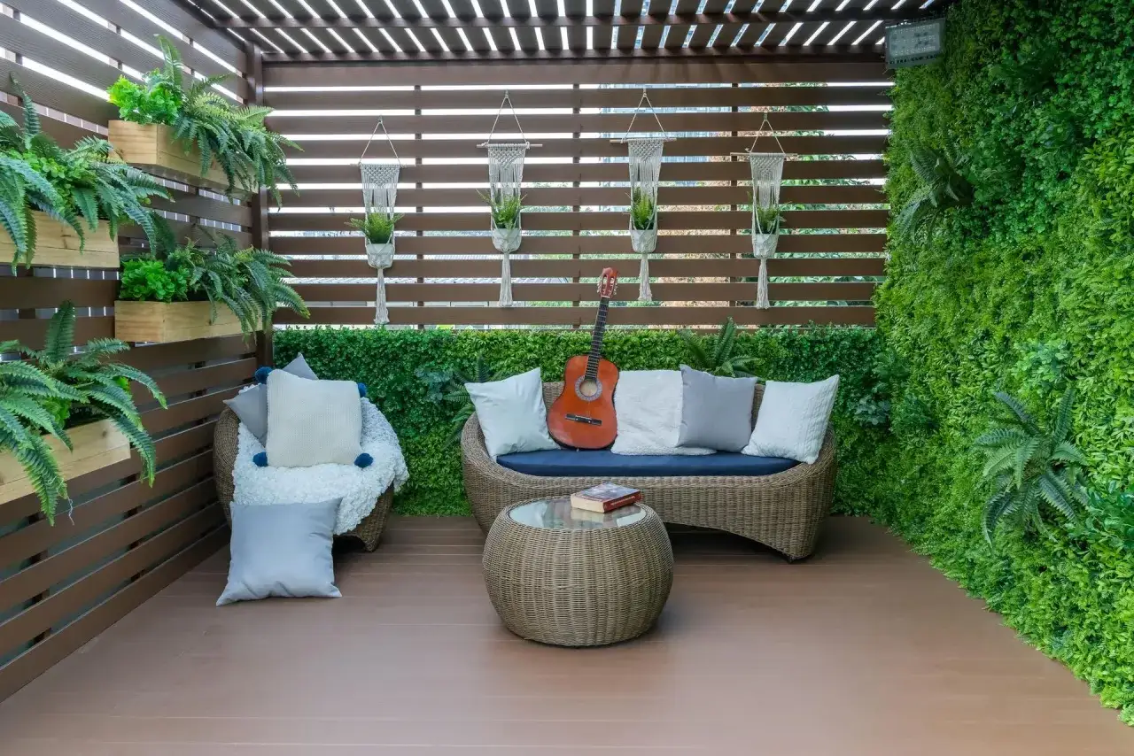 Idealne miejsce na relaks: wygodna kanapa, fotel, stolik z książką i gitara. Wiele zieleni wokół, idealne co na balkon.