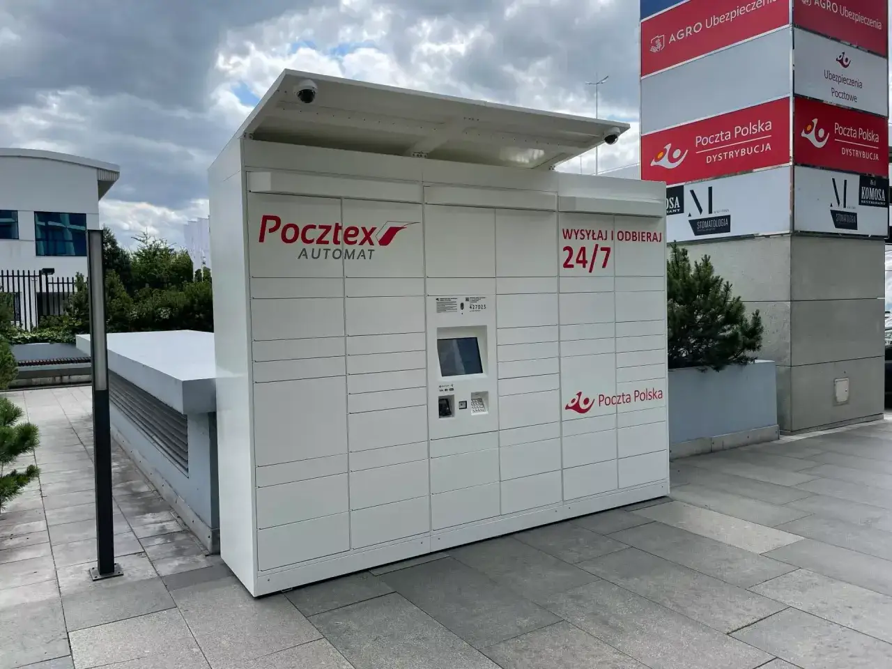 Automat Pocztex z opcją wysyłki i odbioru 24/7. Ile prób doręczenia? Tu odbierzesz paczkę szybko i wygodnie.