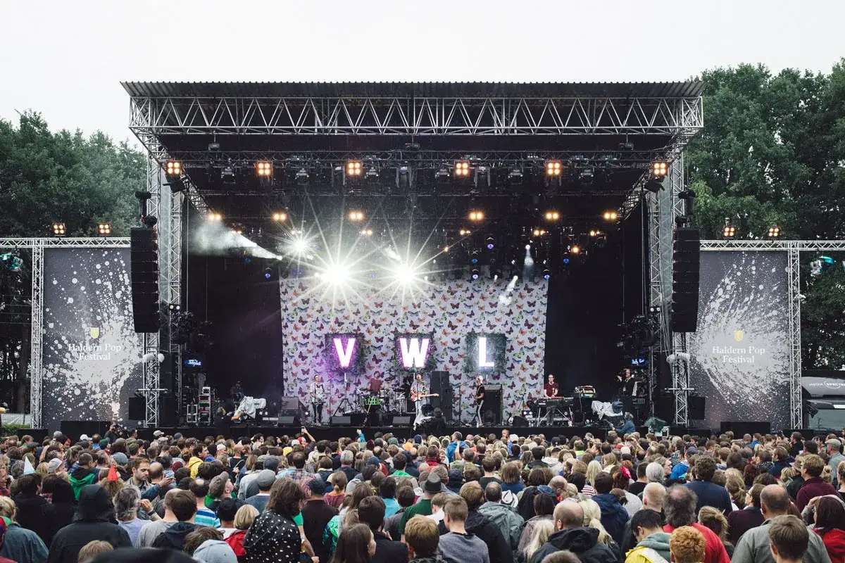 Band spielt auf der B&uuml;hne des Haldern Pop Festivals vor einem Schmetterlings-Hintergrund. Die Buchstaben V W L leuchten. Von wegen Lisbeth auf Eis!