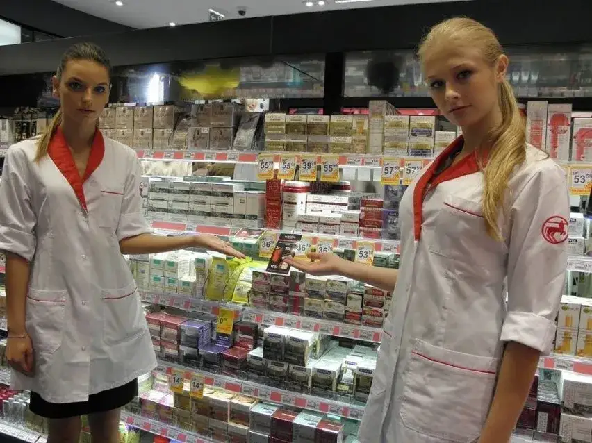 Kobieta z koszykiem w drogerii Rossmann przeglądająca produkty