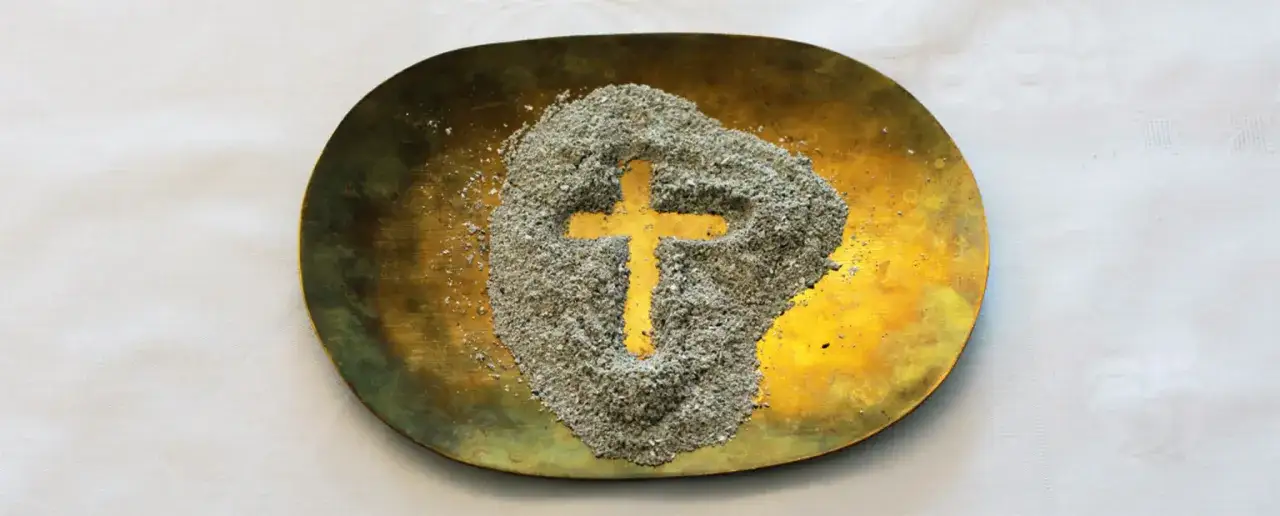 Aschekreuz auf Messingschale, ein Symbol dafür, was bedeutet fasten: Vergänglichkeit und Besinnung.