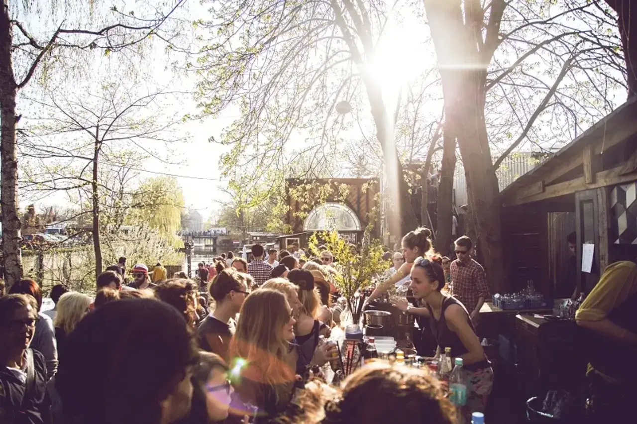 Menschen genießen einen sonnigen Tag im Freien, vielleicht bei einem Festival oder einer Veranstaltung in ipse berlin.