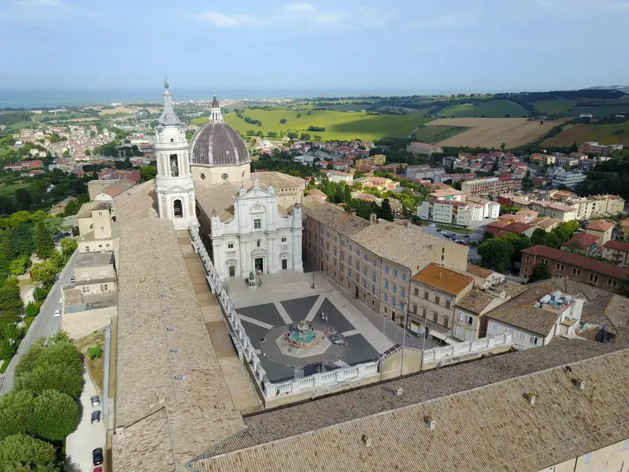 Basilica della Santa Casa a Loreto, con vista sul mare e sulle colline marchigiane. Un luogo di pellegrinaggio che domina il paesaggio di Poggio San Marcello.