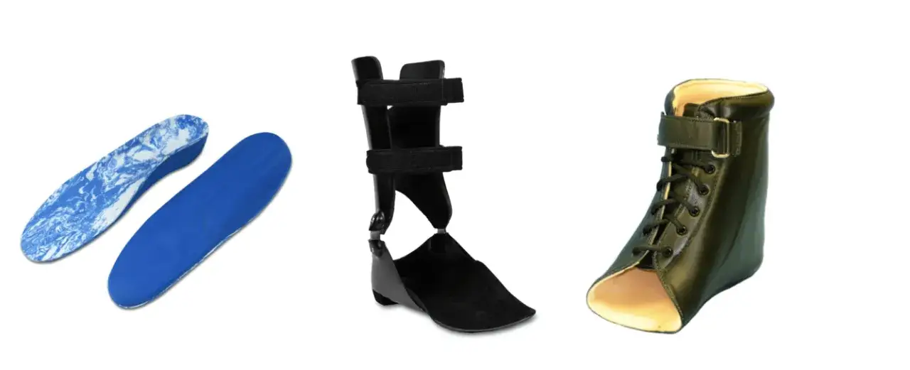 Drei orthop&auml;dische Hilfsmittel: Ein Paar Einlagen, eine schwarze Fu&szlig;- und Sprunggelenk-Orthese (AFO) und ein gr&uuml;ner Stiefel mit Schn&uuml;rung, die als pts schiene dienen k&ouml;nnten.