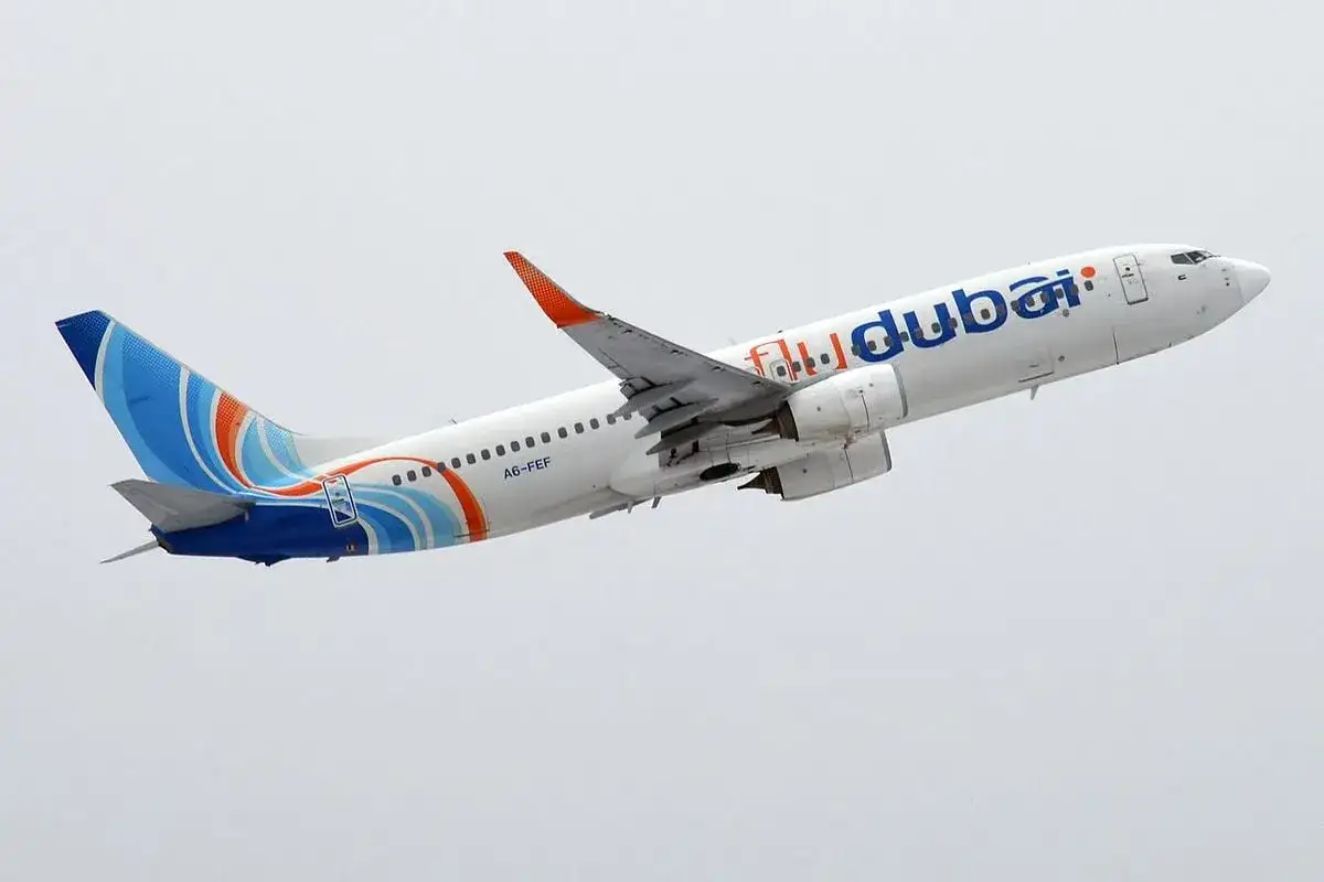 Samolot linii flydubai wznosi się w powietrze. Zastanawiasz się, ile się leci do Dubaju?