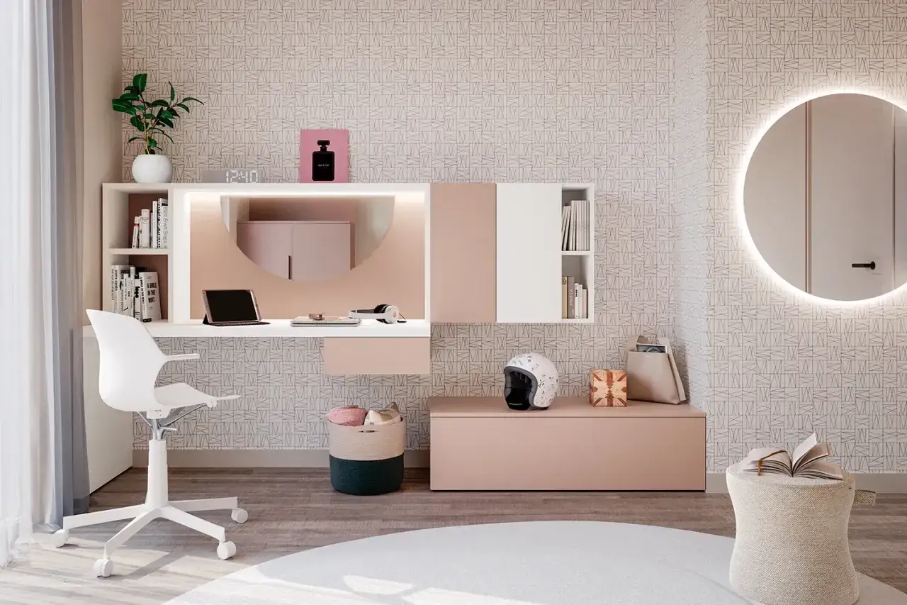 Moderna postazione trucco con specchio rotondo illuminato, scrivania bianca e rosa, sedia, cesto e pouf. Idee per un angolo beauty chic.