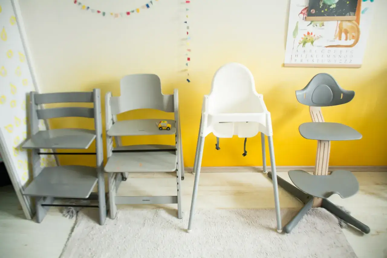 krzesła rosnące z dzieckiem porównanie Stokke Nomi Childhome