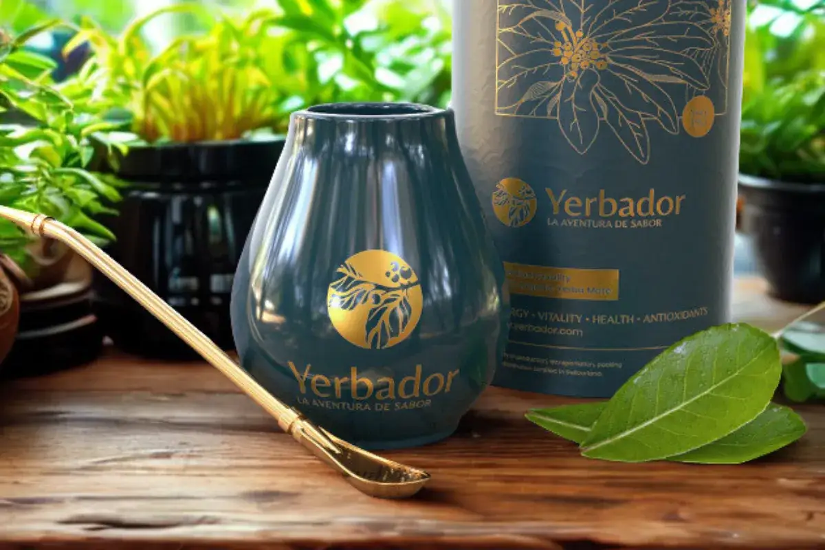 Elegancki zestaw do yerba mate: bombilla i naczynie z logo Yerbador. Idealny sposób, by zacząć przygodę z tym napojem.