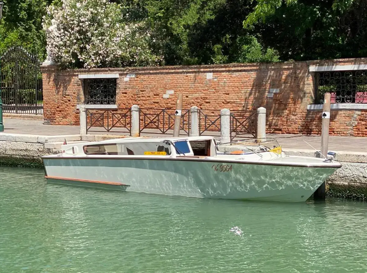 Taxi acqueo a Venezia, pronto per portare i passeggeri dall'aeroporto.