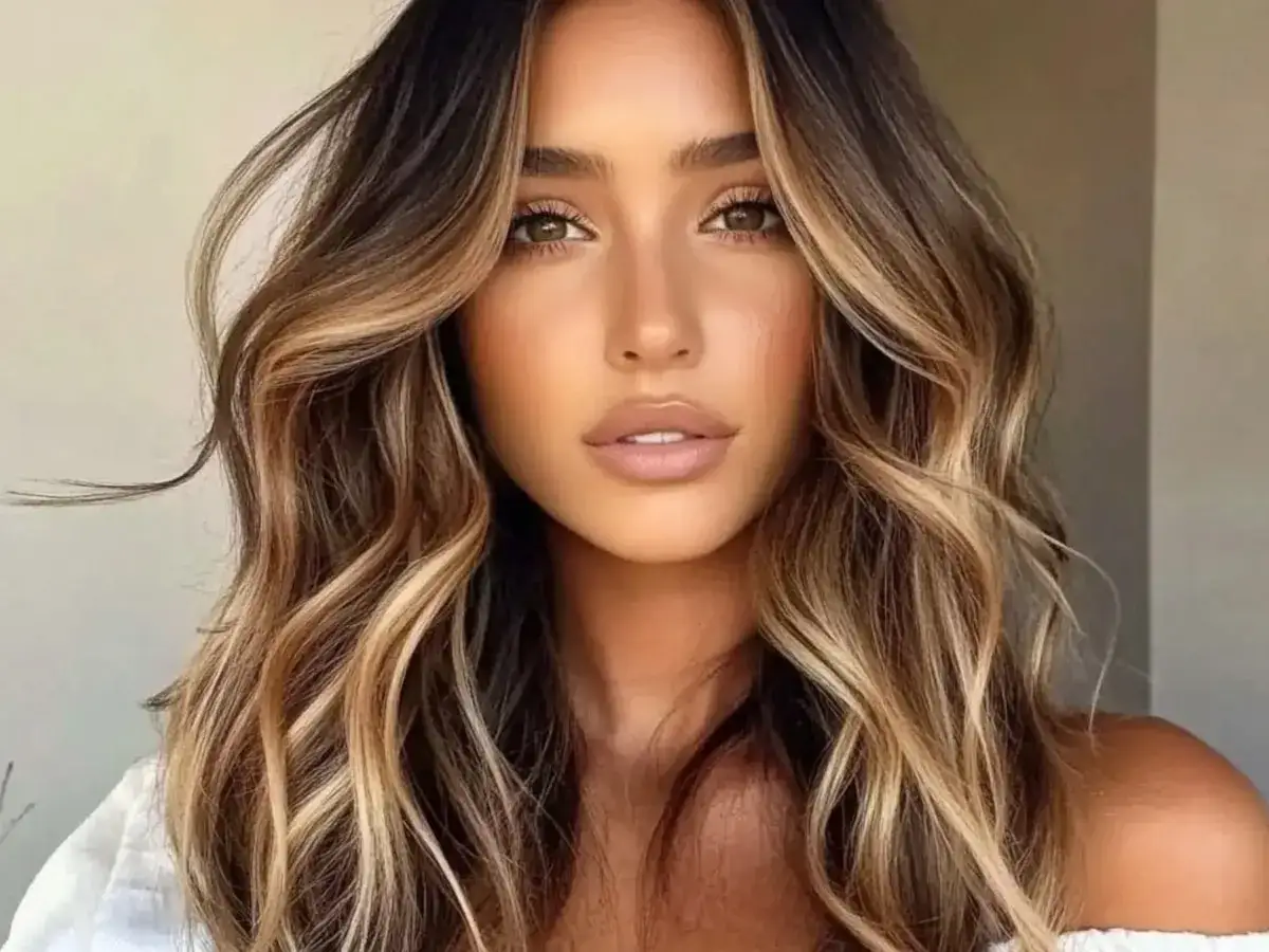 Mujer con cabello castaño oscuro y reflejos rubios, un