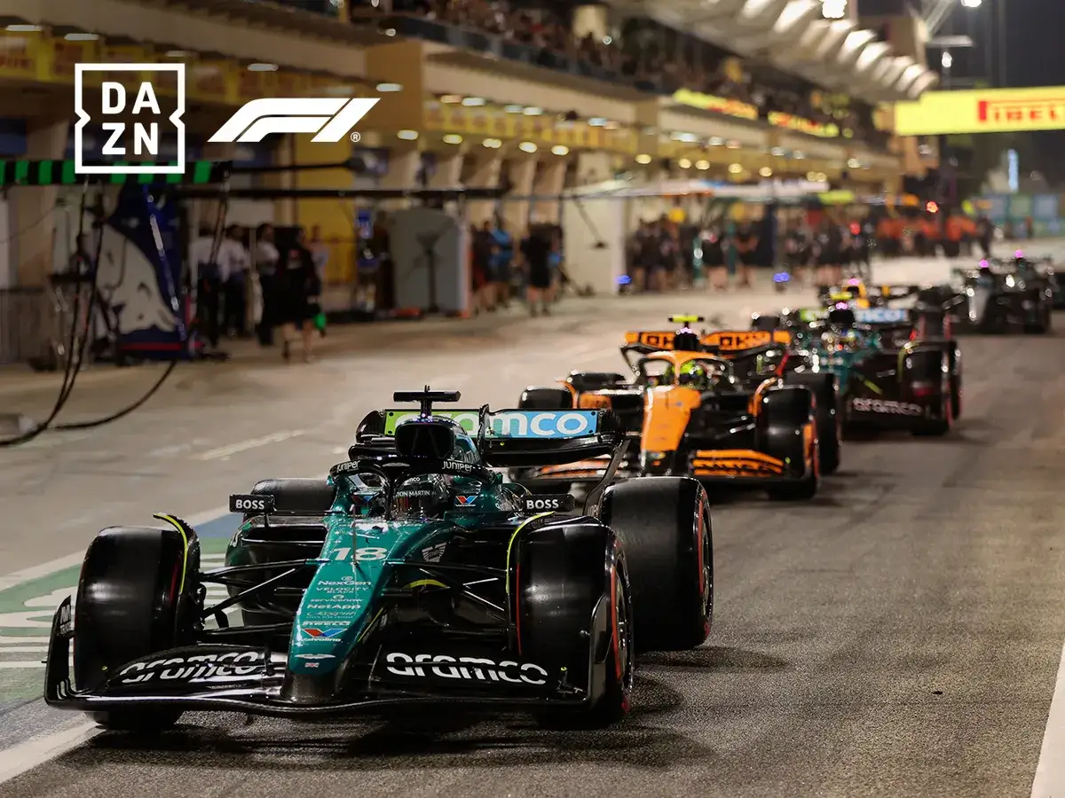 Coches de F&oacute;rmula 1 en carrera, con el logo de DAZN y F1.