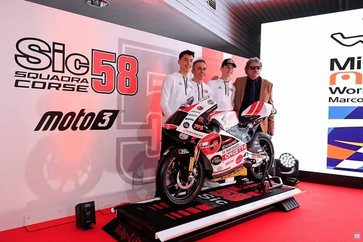 El equipo Sic58 Squadra Corse presenta su moto Moto3. Paolo Simoncelli, rodeado de j&oacute;venes pilotos, sonr&iacute;e ante la c&aacute;mara.