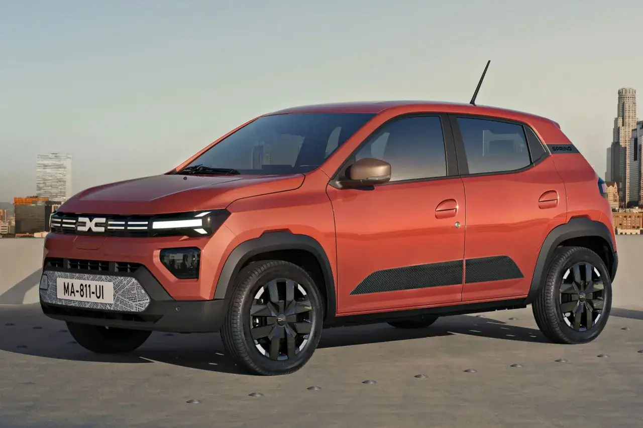 Pomarańczowy Dacia Spring, elektryczny samochód miejski. Sprawdź atrakcyjną dacia spring cena!