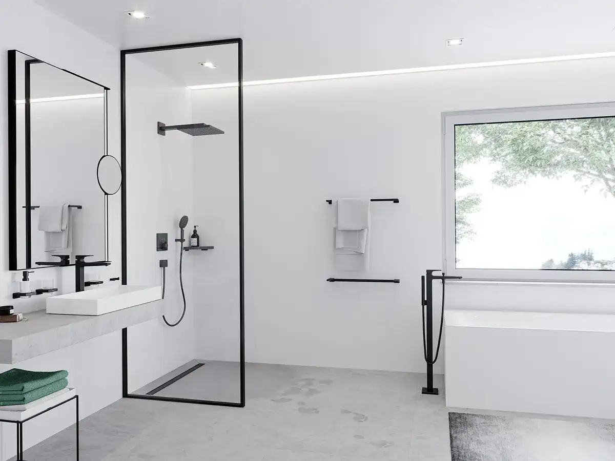 Salle de bain moderne avec douche à l'italienne, baignoire et lavabo. L'ensemble respecte la norme PMR pour une accessibilité optimale.