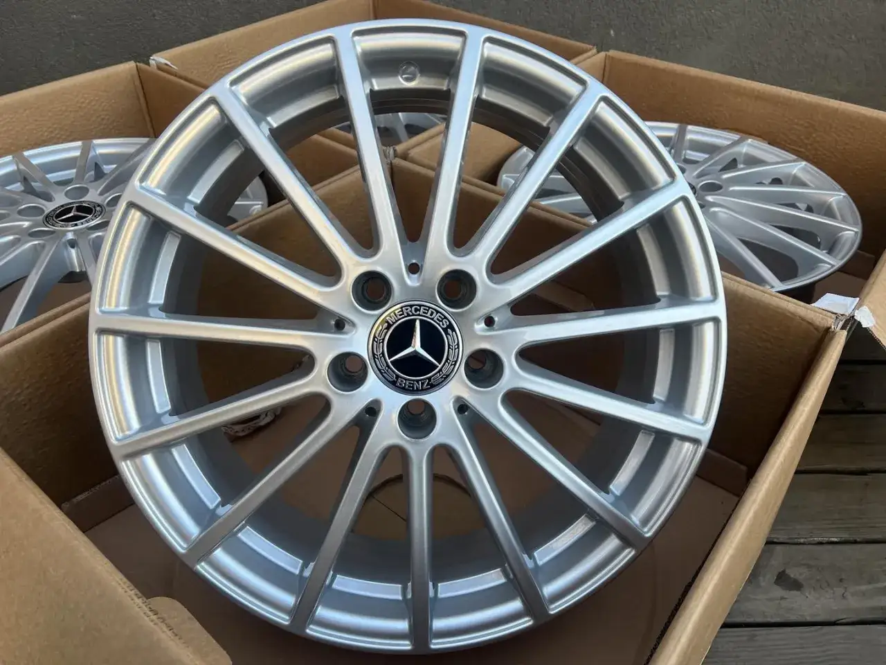 Felgi do Mercedes GLA 220, srebrne, wieloramienne, z logo Mercedes-Benz, w kartonach.