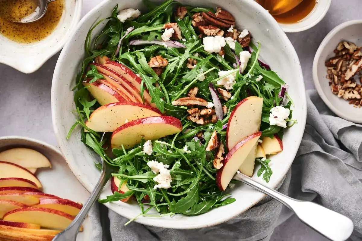 Ensalada de rucula con manzana, queso de cabra y nueces pecanas. Fresca y deliciosa, perfecta para cualquier ocasi&oacute;n.