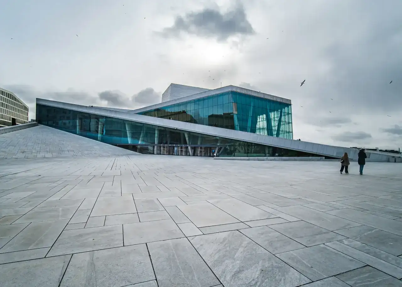 Nowe Oslo Opera House, idealne miejsce, by zobaczyć, co robic w Oslo. Architektura i widok na fiord.