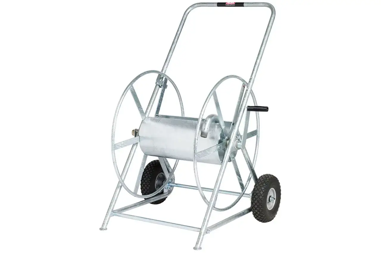 Robuster schlauchwagen aus Edelstahl mit zwei Rädern und Kurbel zum einfachen Aufwickeln von Schläuchen.
