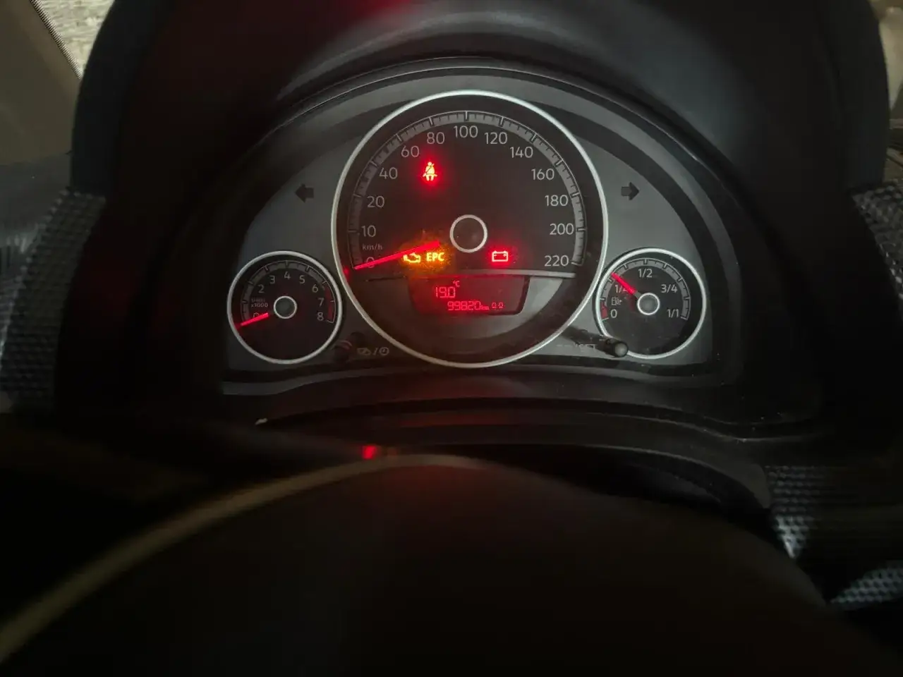 Kontrolka EPC świeci się na desce rozdzielczej, wskazując na problem z silnikiem. Przebieg auta to 99820 km.
