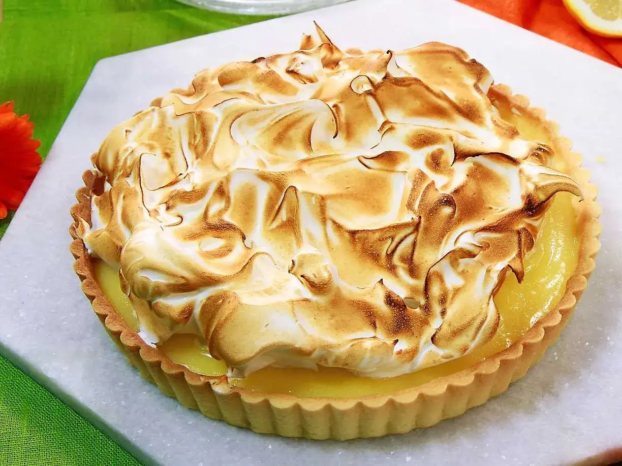 En gyllene lemon curd paj med fluffigt, br&auml;nt mar&auml;nglock. Perfekt f&ouml;r en fika!
