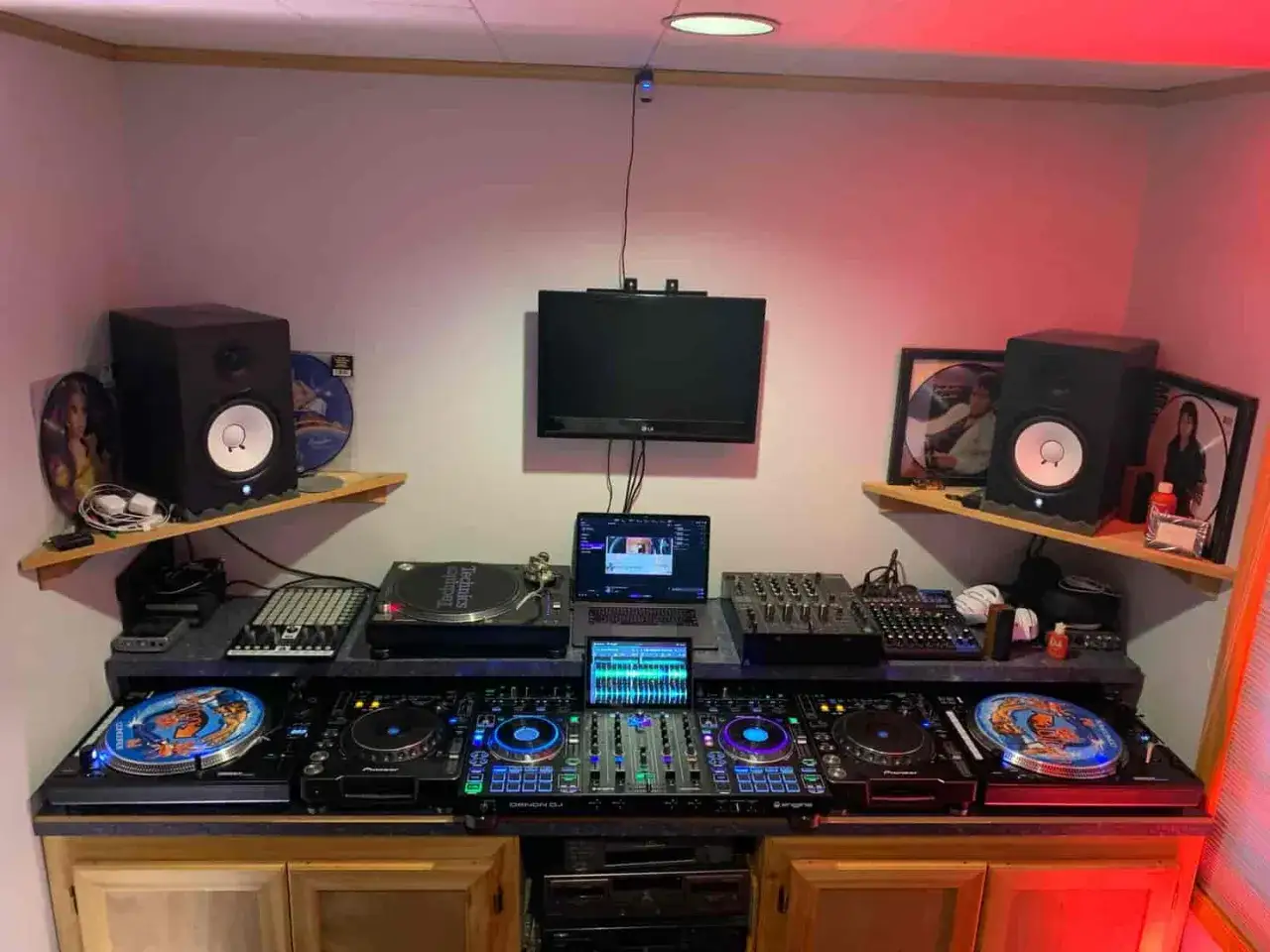 Studio DJ avec platines, table de mixage et enceintes. Id&eacute;al pour apprendre comment devenir DJ d&eacute;butant et mixer ses premiers sons.