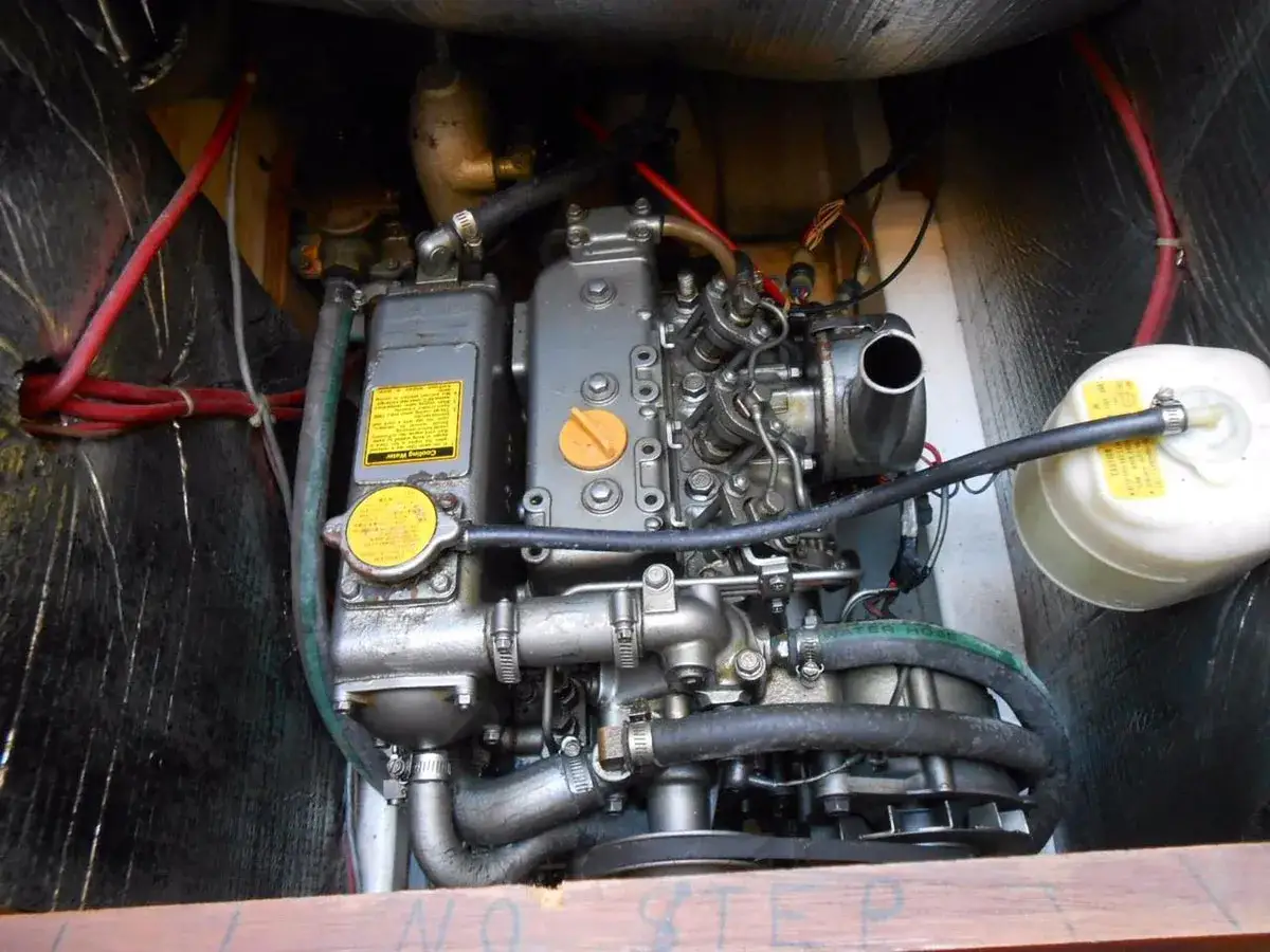 Motore diesel gira ma non parte. Tubi, cavi e serbatoio visibili.