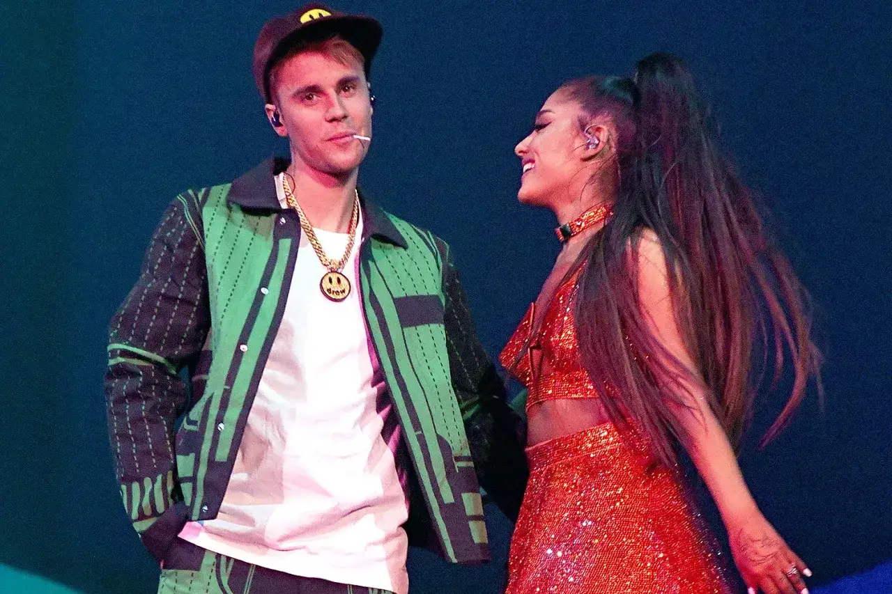 Justin Bieber i Ariana Grande na scenie, czując, że są