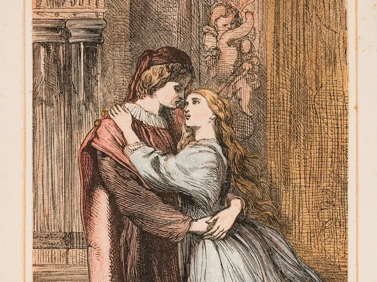 Los **romeo y julieta personajes** se abrazan apasionadamente. Él, con su capa roja, la mira con ternura. Ella, con su larga cabellera, le devuelve la mirada.