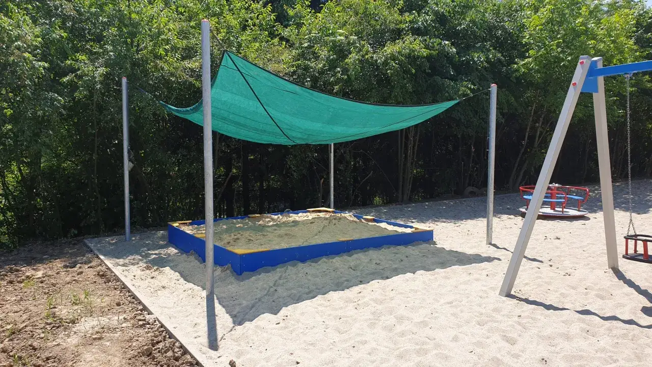naturalne nawierzchnie plac zabaw piasek kora