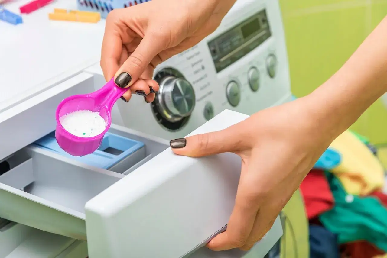 Czyszczenie szuflady na detergenty Whirlpool syfon