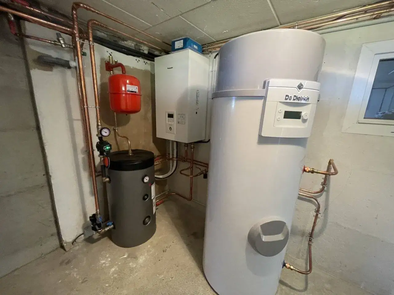 Installation d'une pompe à chaleur De Dietrich. Vérifiez l'éligibilité pompe à chaleur gouvernement pour des aides financières.