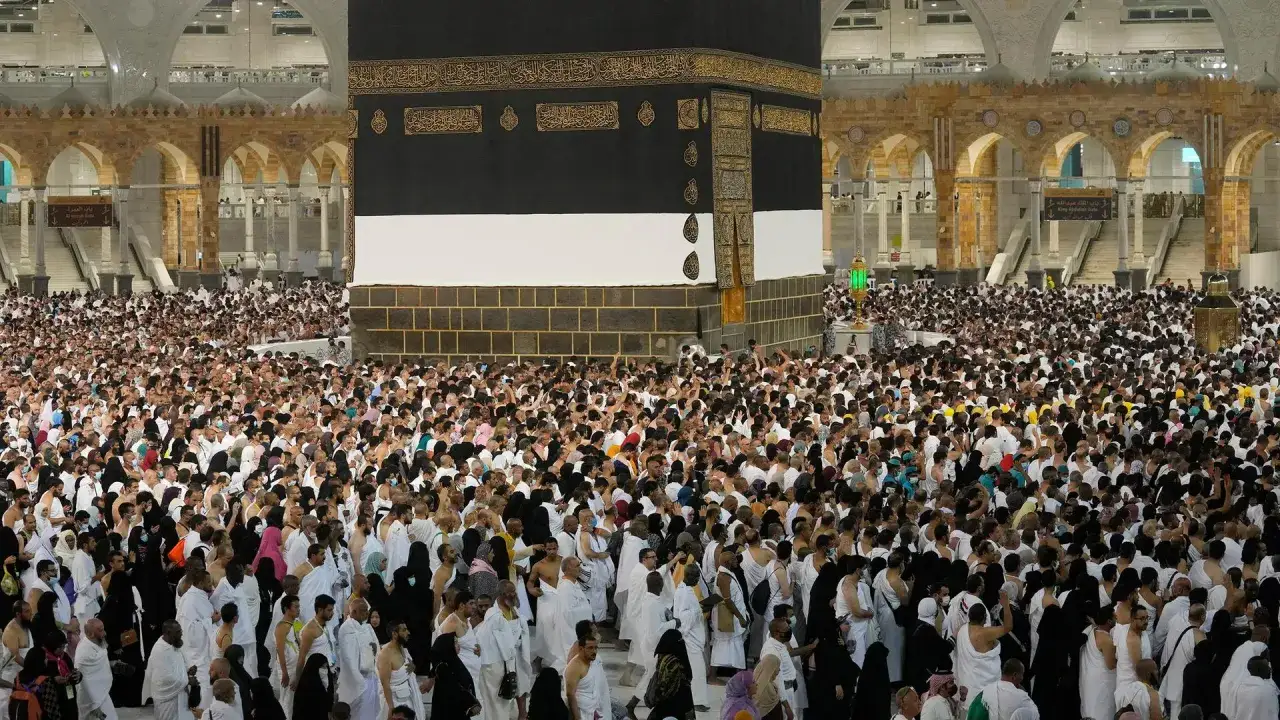 Menschenmassen um die Kaaba in Mekka w&auml;hrend des Haddsch. Die Pilger tragen wei&szlig;e Kleidung, ein Zeichen der Reinheit und Gleichheit.